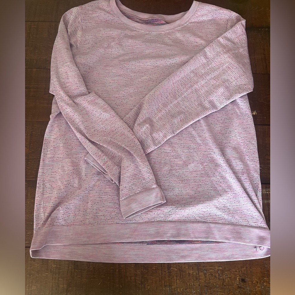 Lululemon run swiftly thick material with small vents present